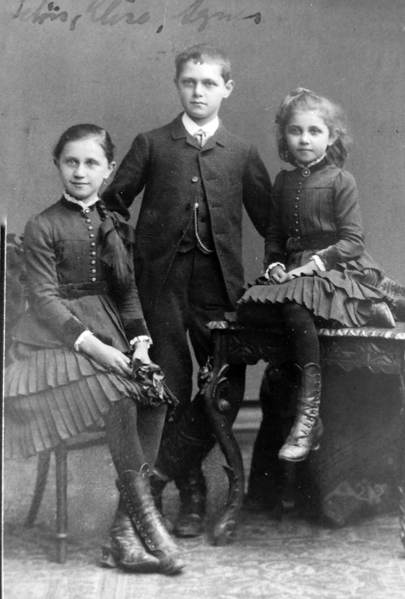 Die Geschwister Frank: Elise ganz links, Felix, der 1938 eines natürlichen Todes starb, in der Mitte, Agnes rechts.