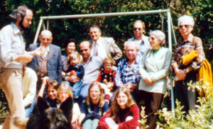 Wolff Benjamin Wolffs ist hier als Zweiter von links im Garten von Shlomo Wolff in Beit Jitzchak zu sehen. Eine Schülergruppe aus Aurich ist mit Lehrer Wolfgang Freitag (links) ca. 1983 zu Besuch in Israel.