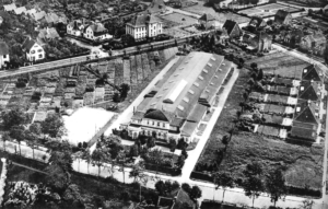 Im Zuge des Pogroms 1938 wurden die Auricher Juden in der Viehauktionshalle („Bullenhalle“) an der Emder Straße eingesperrt und gequält. Die Halle wurde 2017 abgerissen und dort ein Kino gebaut.