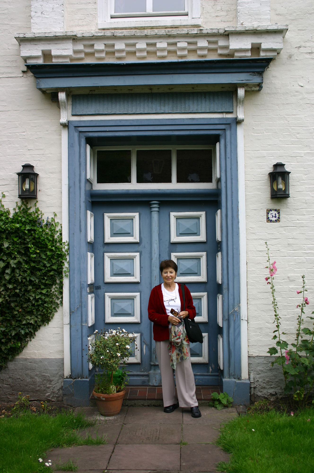 Laura Hillman besuchte 2004 Aurich und sah auch das ehemalige Wohnhaus Gut Eschen wieder, wo die Familie bis 1938 gelebt hatte