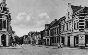 Die Norderstraße ist traditionell eine beliebte Einkaufsstraße. Rechts ist das Geschäft H. C. Knurr zu sehen.