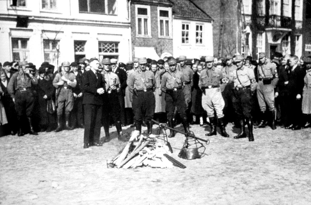 Am 29. April 1933 wurden die Schächtmesser jüdischen Schlachter auf dem Auricher Marktplatz zusammengeholt und ein Feuer gemacht