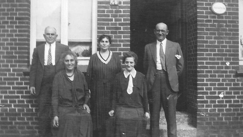 In Aurich 1932 vor dem Haus Wallstraße 46 sind die Geschwister Hartog zu sehen, von links: Oskar, Berta, Sara, Henni und Hermann.