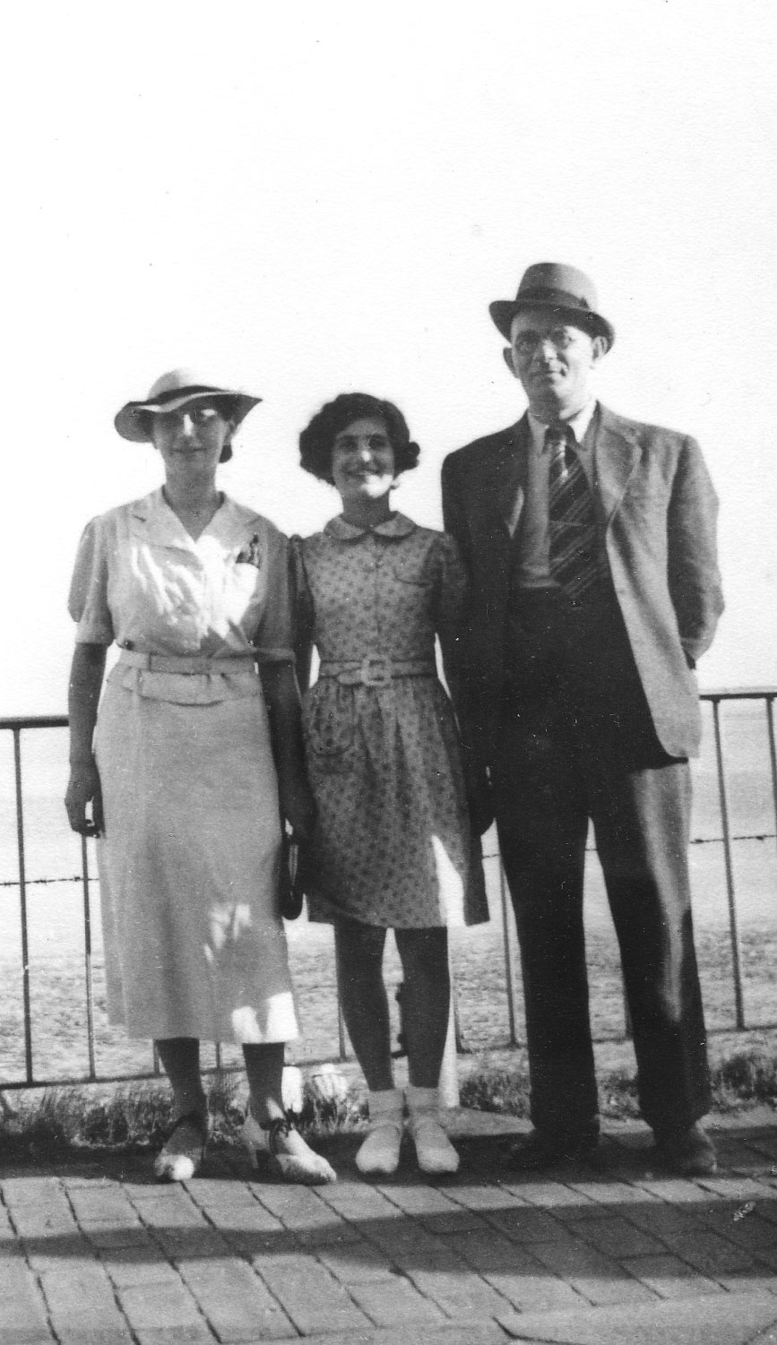Etwa 1935 Henny, Lore und Hermann Hartog