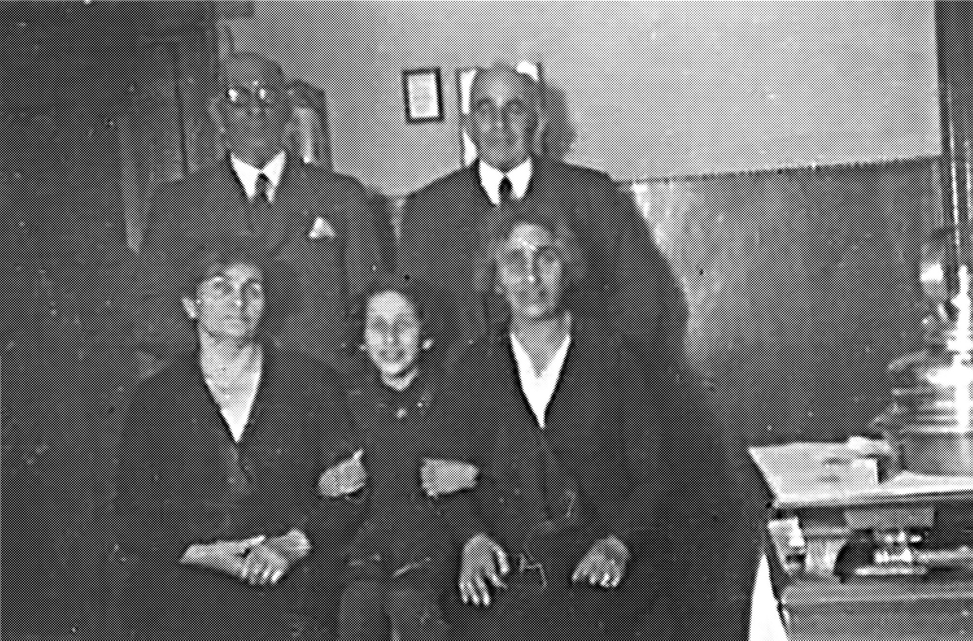 In der Küche in Aurich 1937 – hinten: Hermann und Oskar, vorne: Sara, Inge und Berta