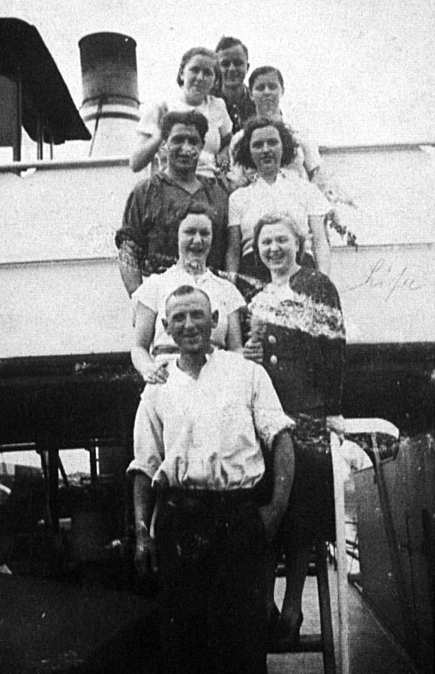 Josef Cohen (Mitte links) mit Kollegen der „Reiher“ und unbekannten Frauen