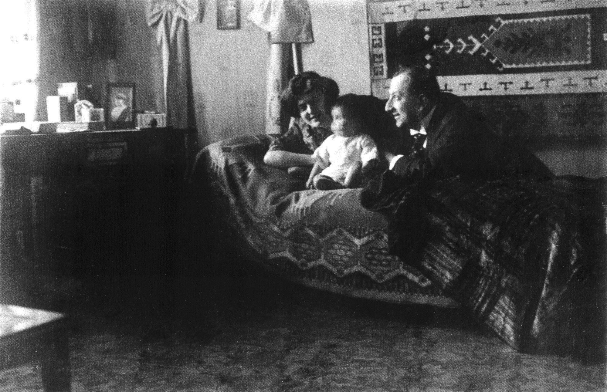 Emil Fischer mit seiner ersten Frau Lily und ihrer Tochter, die schon mit fünf Jahren starb.