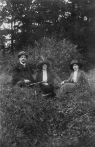 v.l.n.r. – Emil und Lily, unbekannte Frau