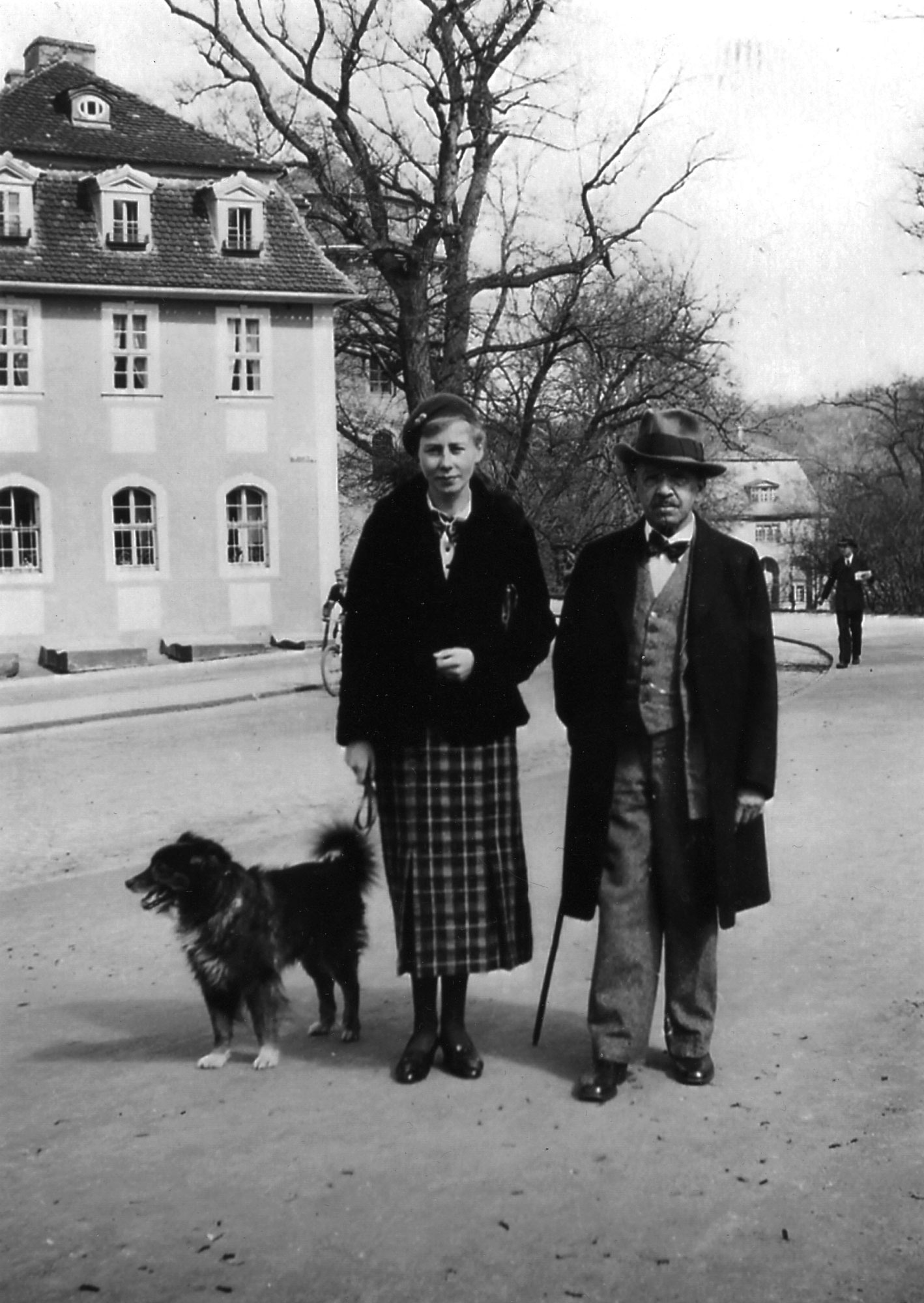 Eva Mühlbächer mit dem Musiklehrer Gustav Lewin. Ab 1942 brachte die junge Frau der Witwe Martha Kreiß (S. 46) täglich etwas zu essen.