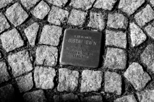 Stolperstein von Gustav Lewin