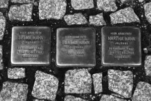 Stolpersteine für die drei Schwestern Kahn in der Wielandstraße 2.