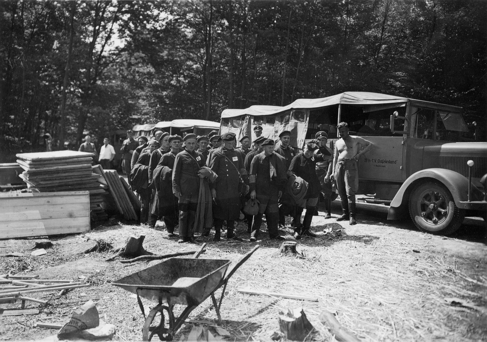 Ankunft der ersten 149 Schutzhaftgefangenen im KZ Buchenwald auf dem Ettersberg, aufgenommen am 15. Juli 1937