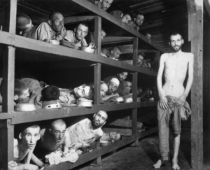 Häftlinge im KZ Buchenwald, fotografiert von einem Soldaten der U.S. Army bei der Befreiung des Lagers am 16. April 1945.